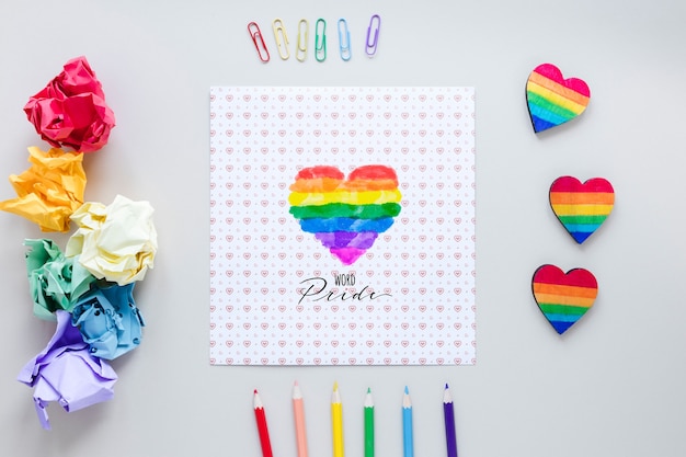 PSD composición flat lay de lgbt pride con plantilla de papel