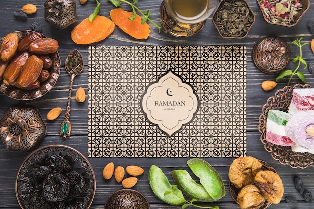 Composición flat lay de ramadán con plantilla de tarjeta de papel