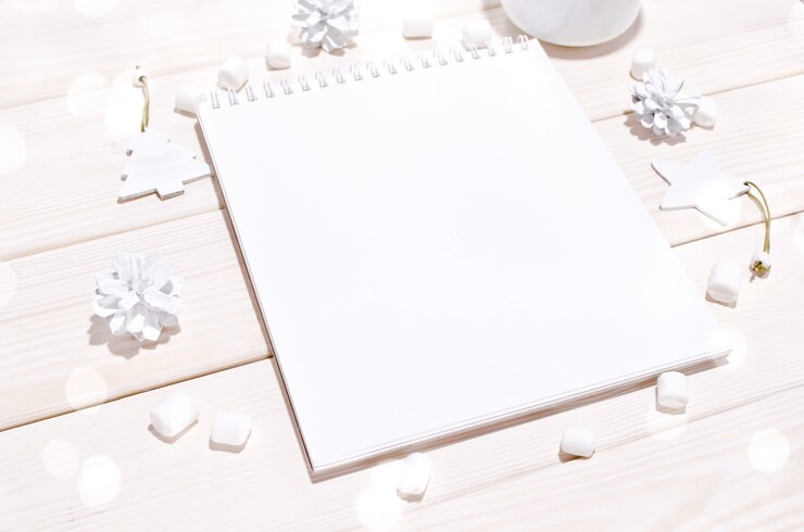 PSD composición navideña con maqueta de bloc de notas con decoraciones blancas