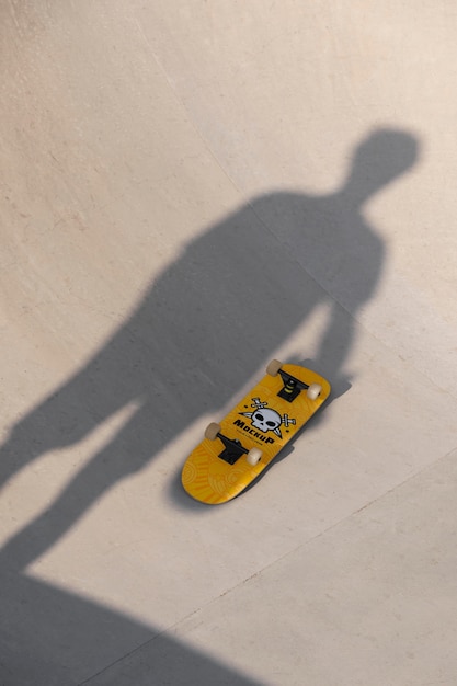 Composition avec maquette de skateboard