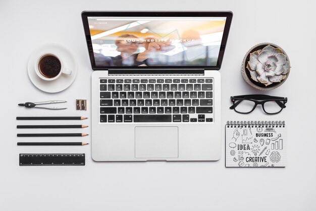 Composition de la vue de dessus avec ordinateur portable et fournitures de bureau