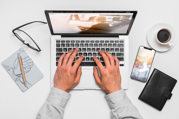 Composition De La Vue De Dessus Avec Ordinateur Portable Et Fournitures De Bureau