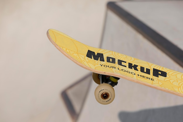 Composizione con mock-up skateboard