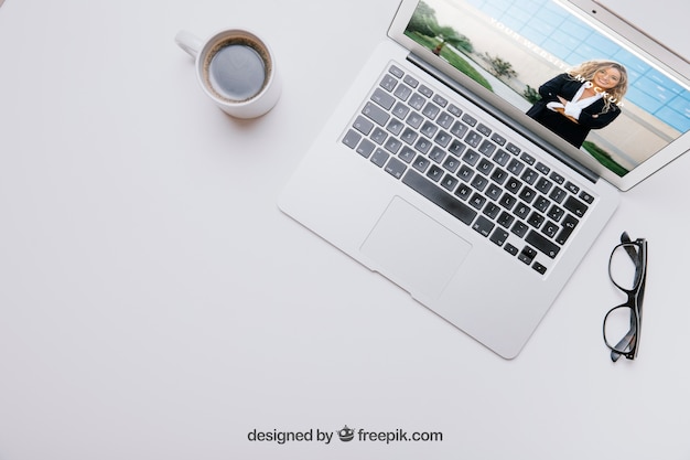 Composizione dell'area di lavoro con laptop e caffè