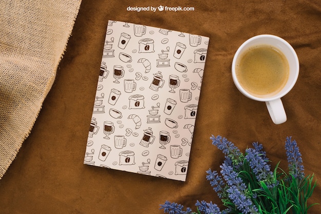 Composizione di copertina di libri con tazza di caffè e fiori