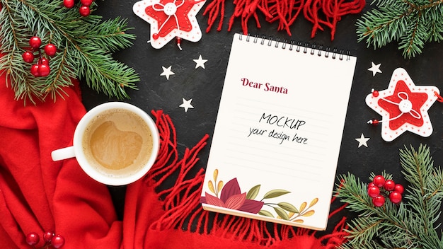 Composizione di elementi della vigilia di Natale con mock-up di blocco note