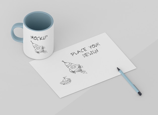 Composizione di mock-up di tazze personalizzate