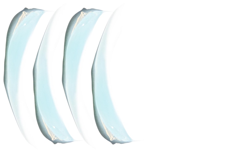 PSD composizione di sbavature e gocce o gocce di un siero di gel blu trasparente su uno sfondo trasparente vuoto