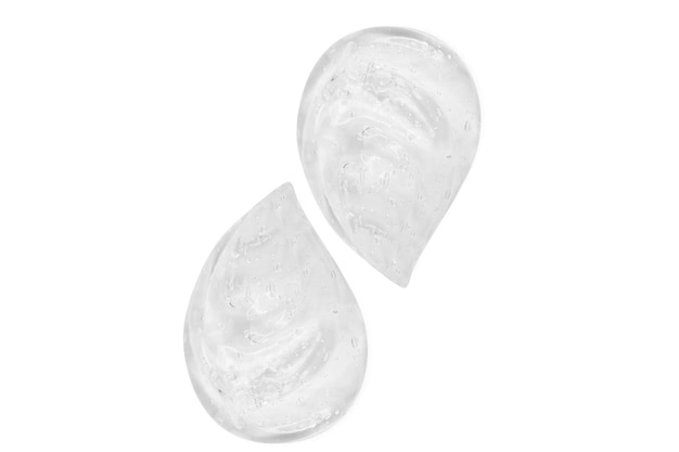Composizione di strisci e gocce o gocce di un siero gel trasparente Su uno sfondo trasparente vuoto