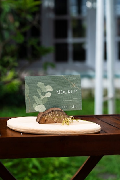 Composizione in legno per matrimoni con mockup di carte