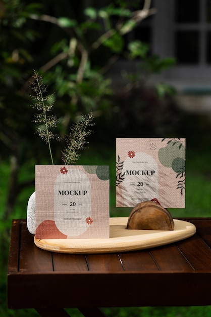 Composizione in legno per matrimoni con mockup di carte