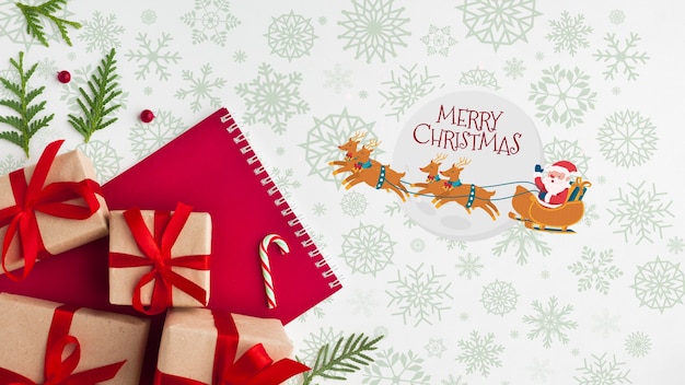 Composizione natalizia con confezioni regalo