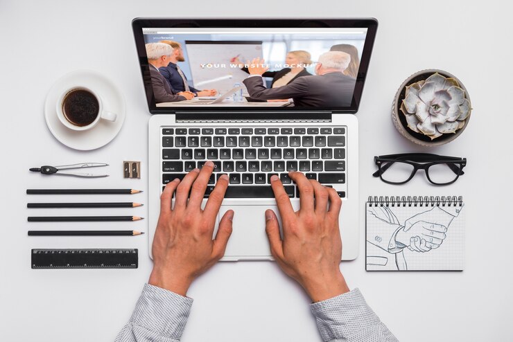 PSD composizione vista dall'alto con laptop e forniture per ufficio