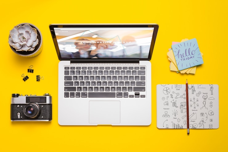 PSD composizione vista dall'alto con laptop e forniture per ufficio