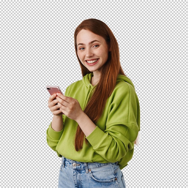 Compras en línea y tecnología Niña pelirroja sonriente chateando por teléfono mirando feliz a la cámara y aplicación de verificación de mensajes en el fondo blanco del teléfono inteligente