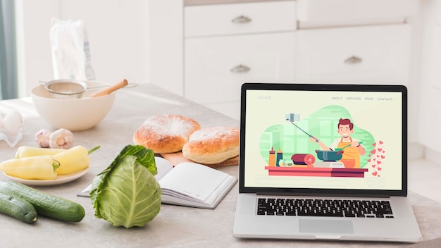 Computador portátil na mesa na cozinha