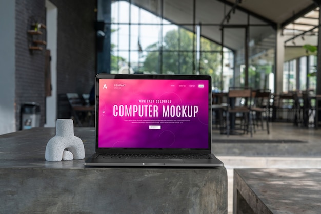 PSD computer auf treppe mockup-design