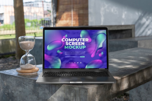 Computer auf treppe mockup-design