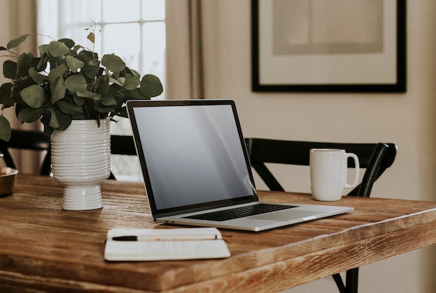 Computer-Laptop-Bildschirmmodell im Wohnzimmer