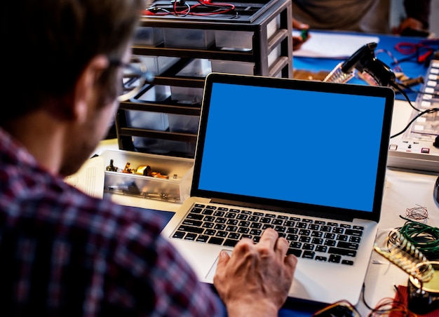 Computer portatile del computer che mostra lo schermo blu in bianco