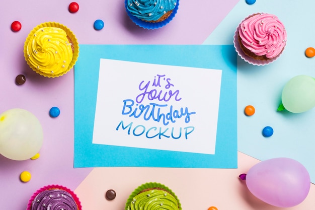 Conceito de aniversário com cupcakes coloridos