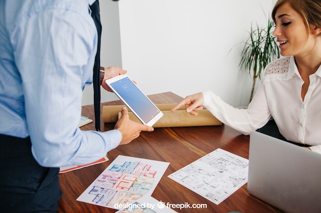 Conceito de arquiteto com maquete de tablet