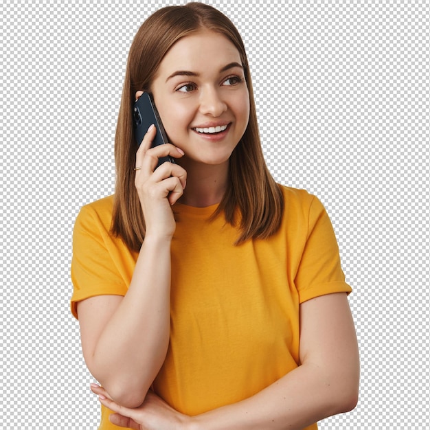 Conceito de celular e tecnologia Mulher jovem falando em telefone móvel e sorrindo vestindo camiseta amarela Menina falando com uma amiga e olhando para um lado usando smartphone fundo branco