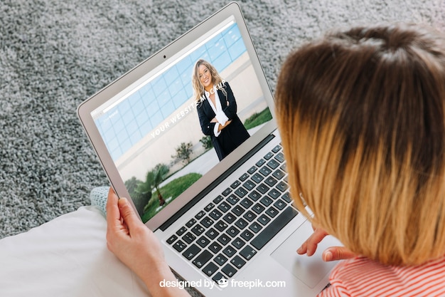 Conceito de escritório em casa com mulher usando laptop