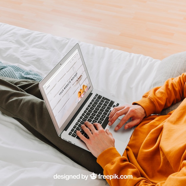 Conceito de home office com homem usando laptop