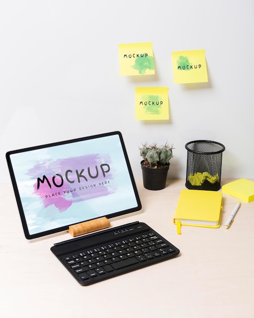 Conceito de mesa com mock-up de notas adesivas