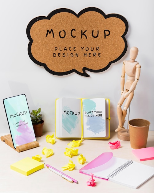 Conceito de mesa com mock-up de notas adesivas