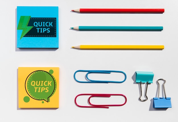 Conceito de mesa knolling de notas autoadesivas e lápis de vista superior