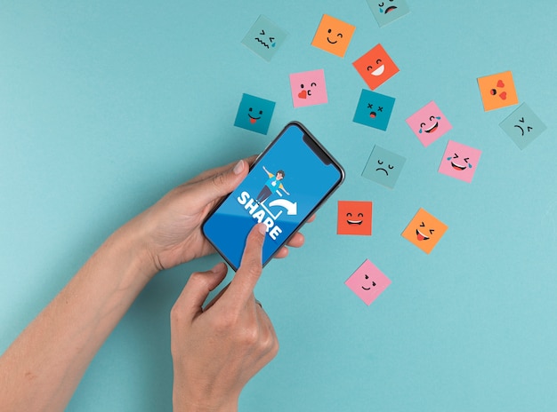 Conceito de mídia social com smartphone e mensagem