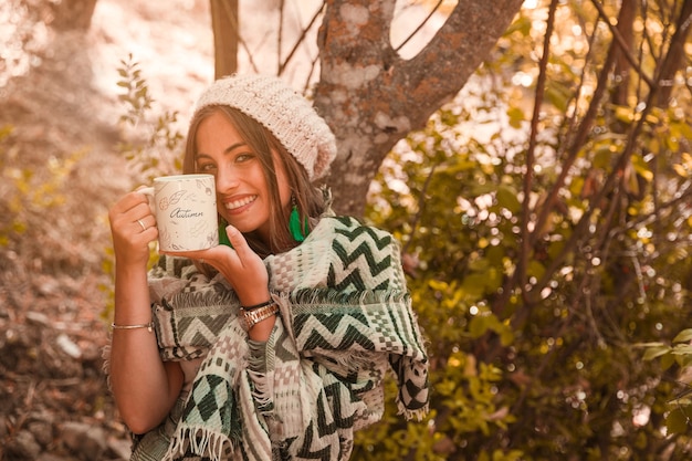 PSD conceito de outono com mulher segurando a caneca