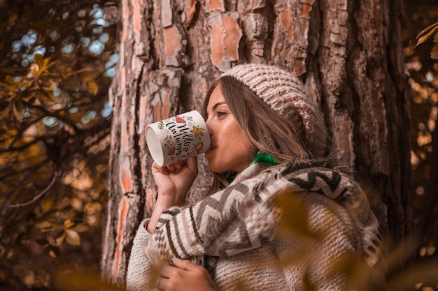 Conceito de Outono com mulher segurando a caneca