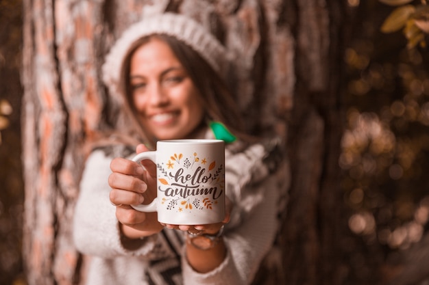 Conceito de Outono com mulher segurando a caneca