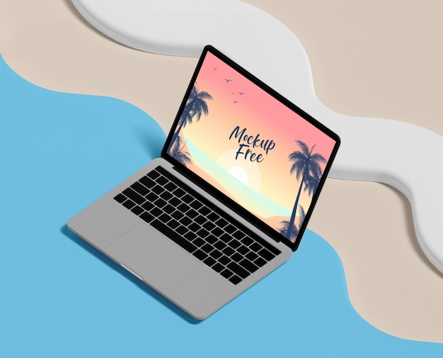 Conceito de verão com laptop e praia