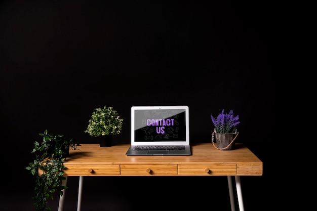 Concept de bureau moderne avec des plantes