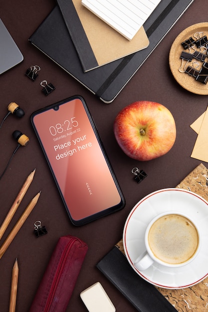PSD concept de bureau vue de dessus avec smartphone