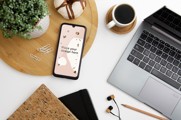 PSD concept de bureau vue de dessus avec smartphone