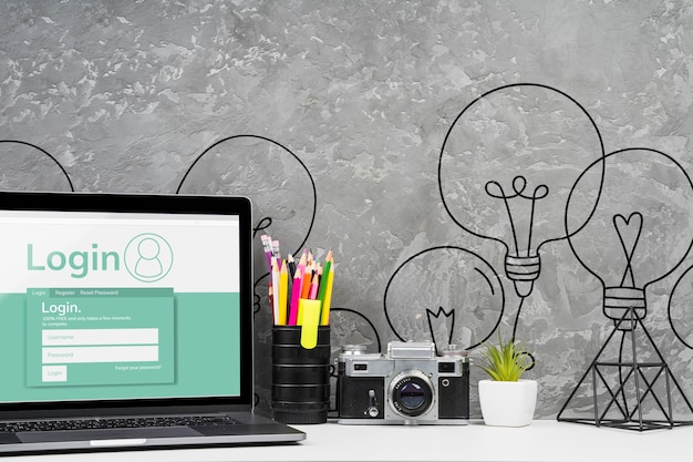 Concept de bureau vue de face avec ordinateur portable