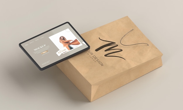 Concept commercial avec tablette et sac en grand angle