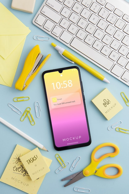 Concept di scrivania top view con smartphone