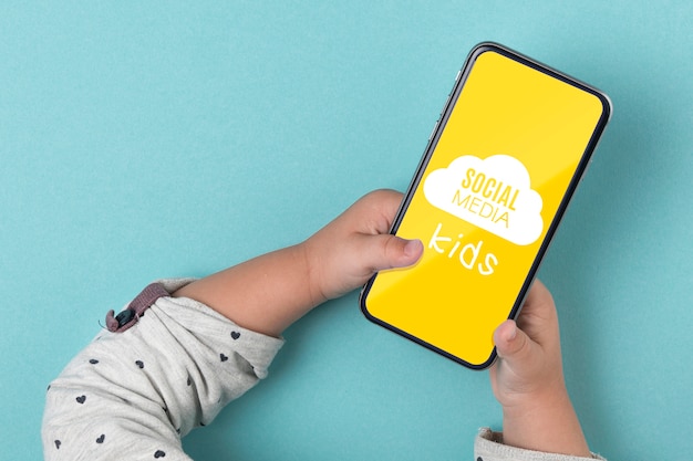 PSD concept de médias sociaux avec enfant tenant un smartphone