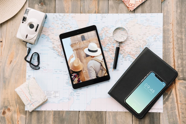 PSD concept de voyage avec smartphone et tablette