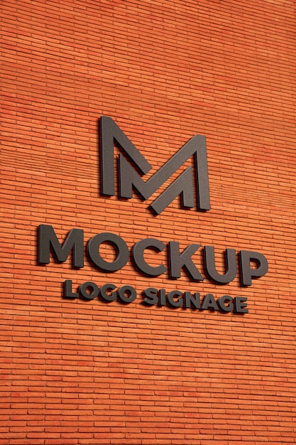 Conception De Maquette De Logo En Métal Sur Un Mur Extérieur En Brique Rouge