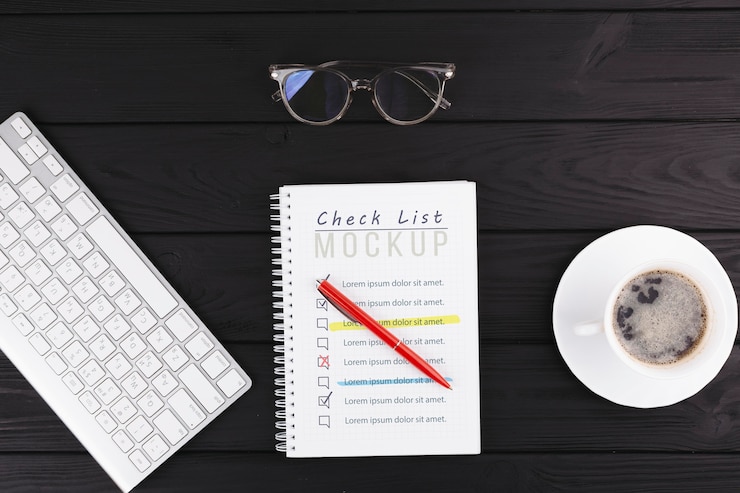 PSD concepto de escritorio con teclado y café.
