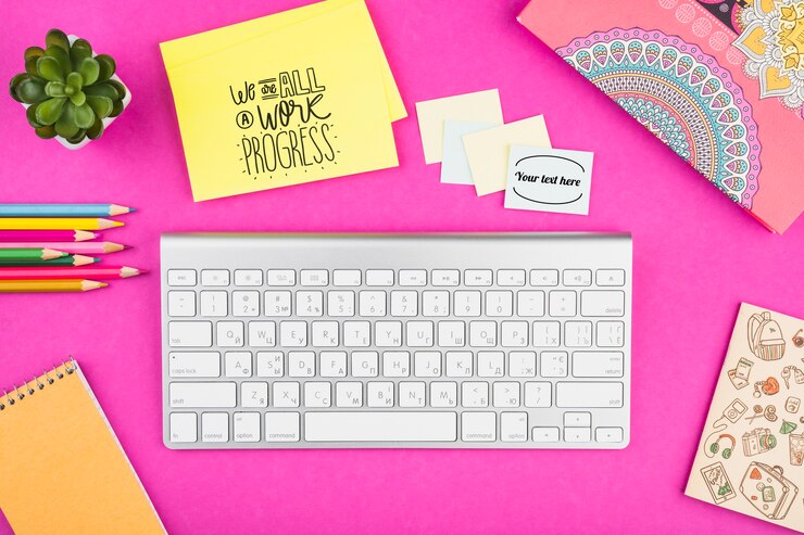 PSD concepto de escritorio de vista superior con fondo rosa
