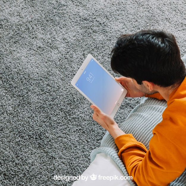 Concepto de oficina en casa con hombre usando tablet