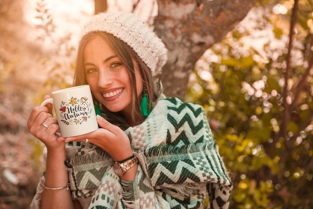 Concepto de otoño con mujer sujetando taza